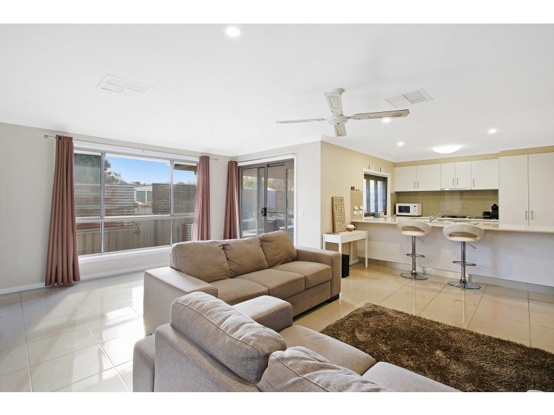 2/560 Hague Street, Lavington NSW 2641