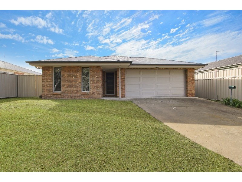 33 Carstens Street, Lavington NSW 2641