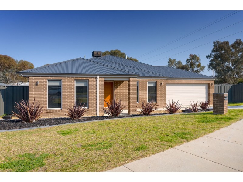 8 Riverboat Drive, Thurgoona NSW 2640