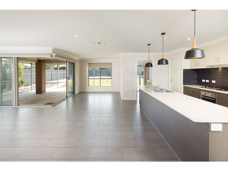 8 Riverboat Drive, Thurgoona NSW 2640