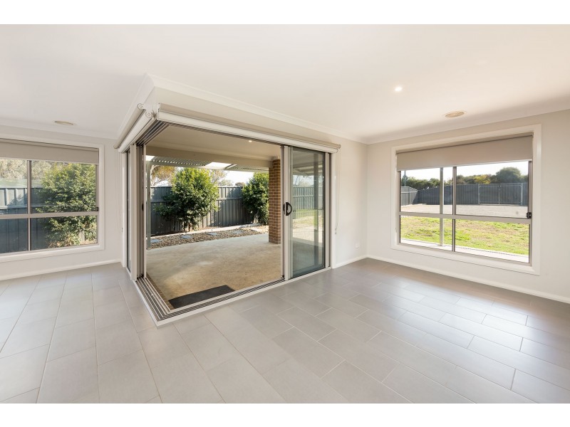 8 Riverboat Drive, Thurgoona NSW 2640