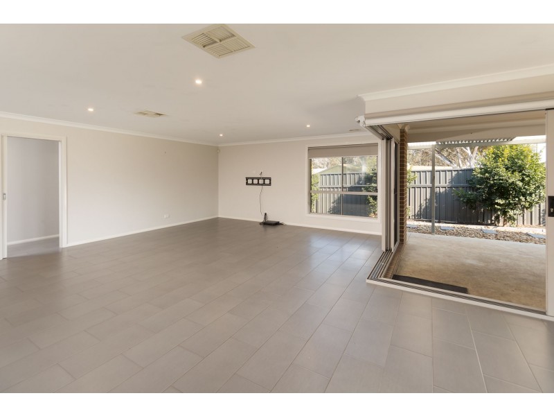 8 Riverboat Drive, Thurgoona NSW 2640