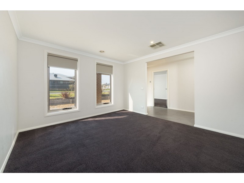 8 Riverboat Drive, Thurgoona NSW 2640