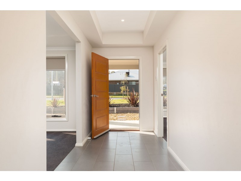8 Riverboat Drive, Thurgoona NSW 2640