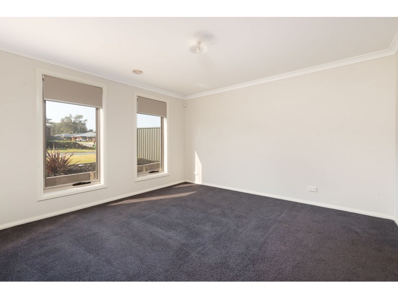 8 Riverboat Drive, Thurgoona NSW 2640
