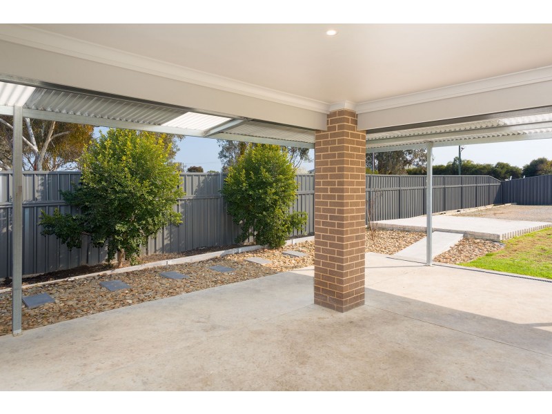 8 Riverboat Drive, Thurgoona NSW 2640
