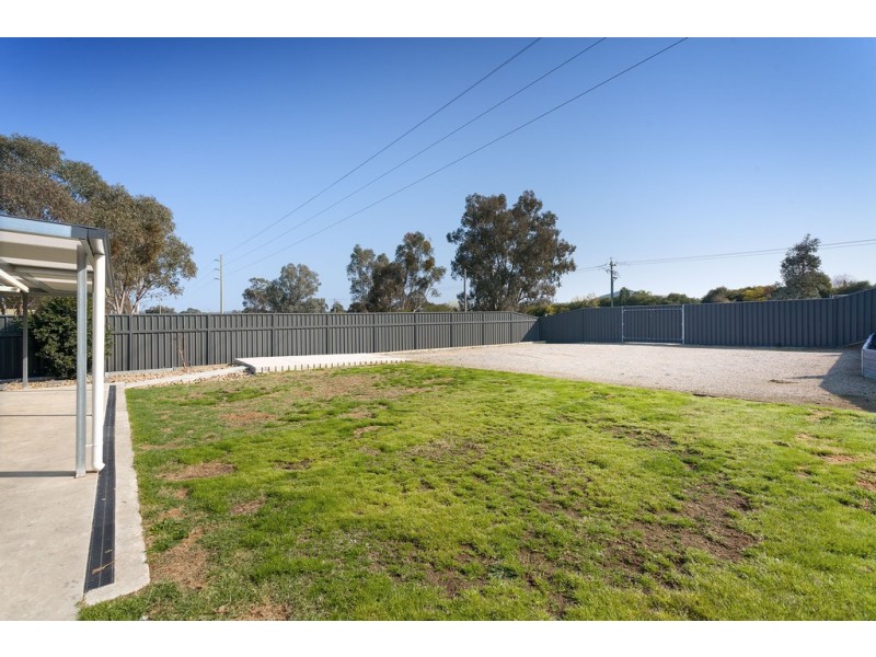 8 Riverboat Drive, Thurgoona NSW 2640