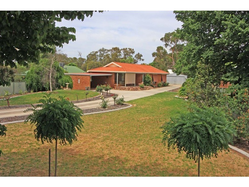 24 Clarke Street West, Howlong NSW 2643