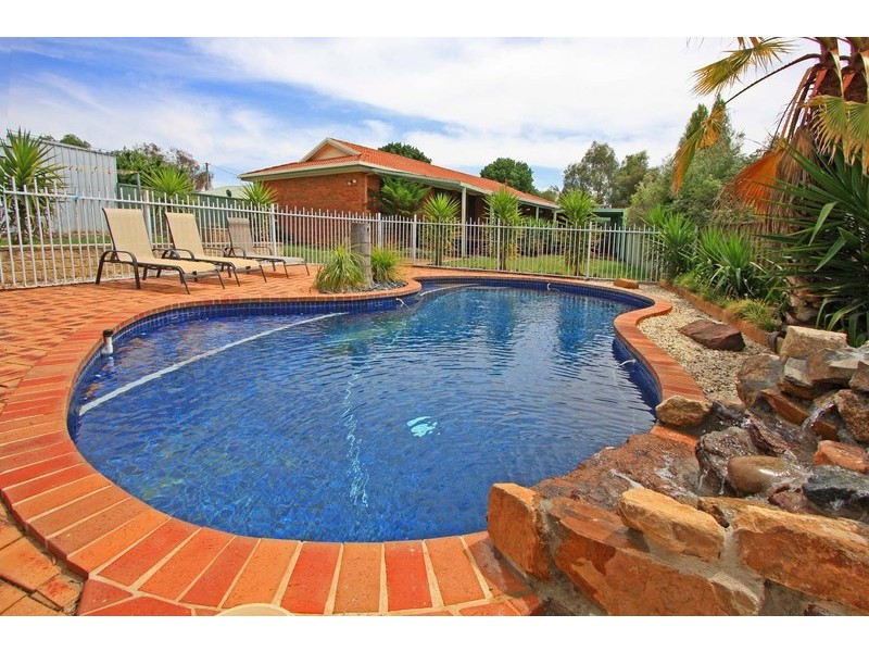24 Clarke Street West, Howlong NSW 2643