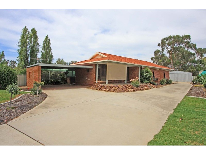 24 Clarke Street West, Howlong NSW 2643