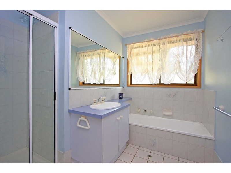 24 Clarke Street West, Howlong NSW 2643