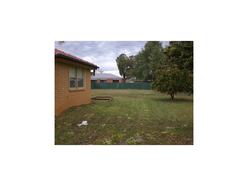 18 Russell Street, Howlong NSW 2643
