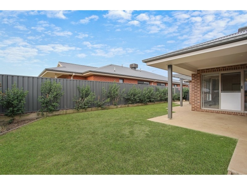 15 Stockyard Way, Thurgoona NSW 2640