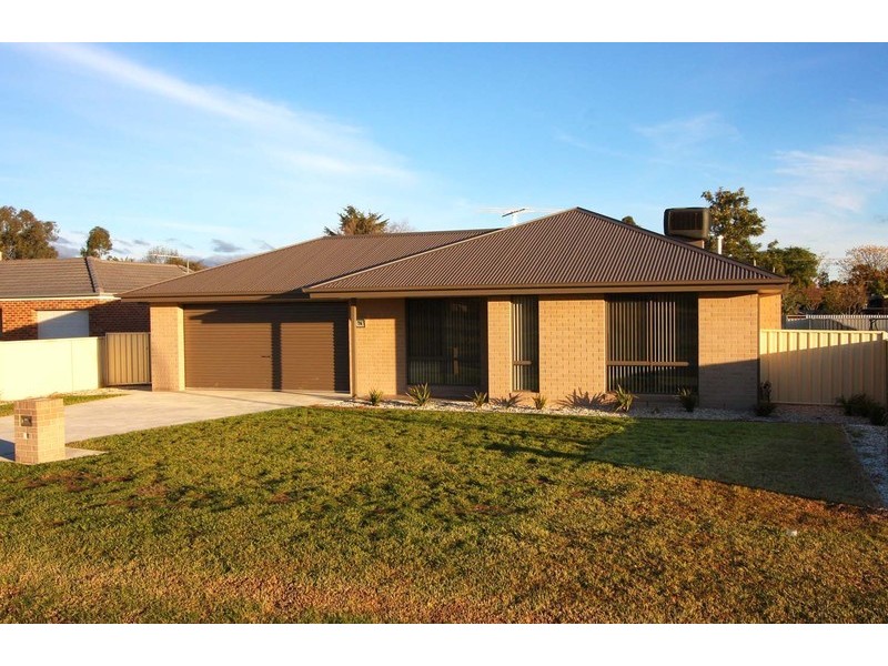 74 Jude Street, Howlong NSW 2643