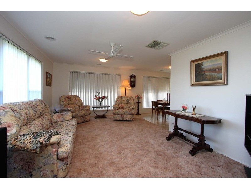 136 Howard Court, Howlong NSW 2643