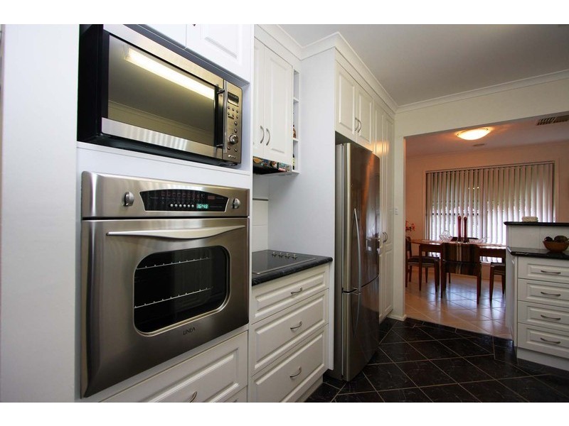 136 Howard Court, Howlong NSW 2643