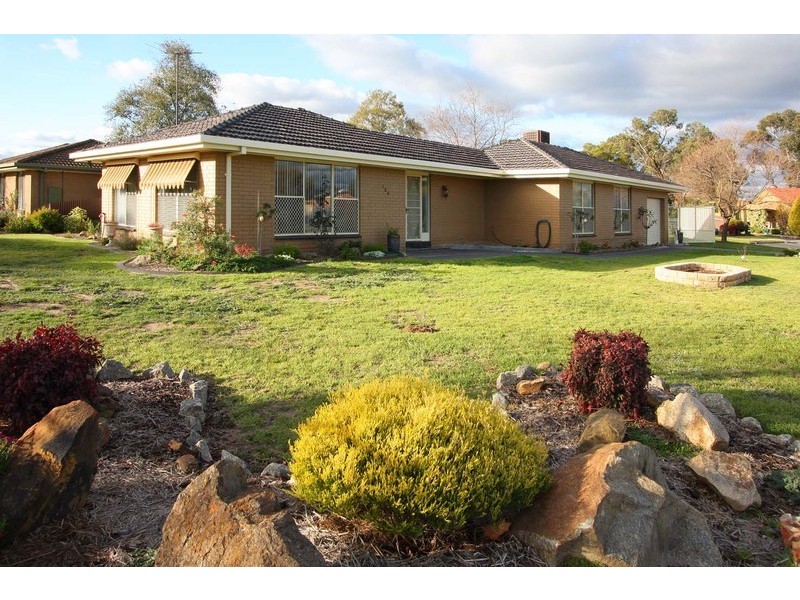 136 Howard Court, Howlong NSW 2643