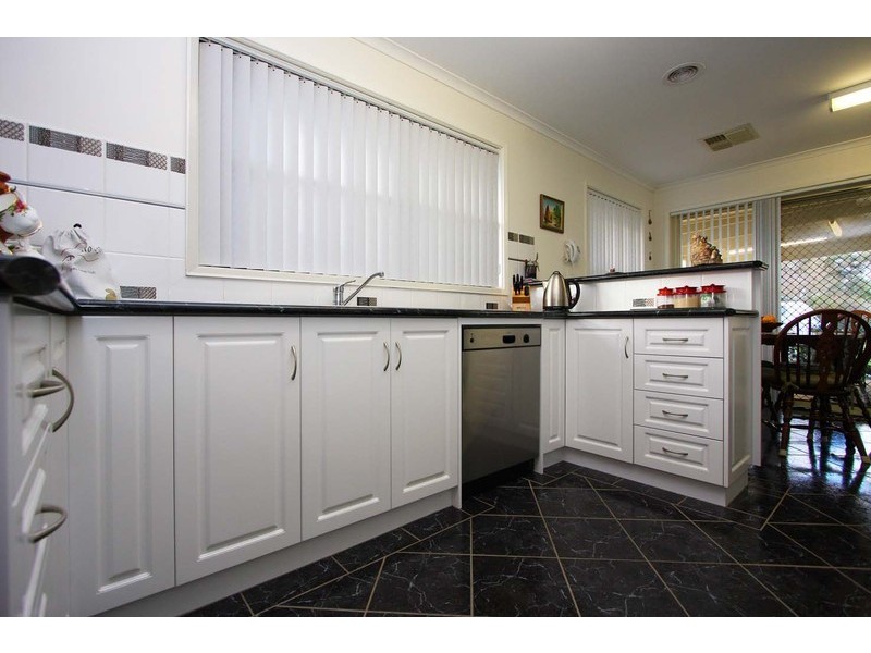 136 Howard Court, Howlong NSW 2643