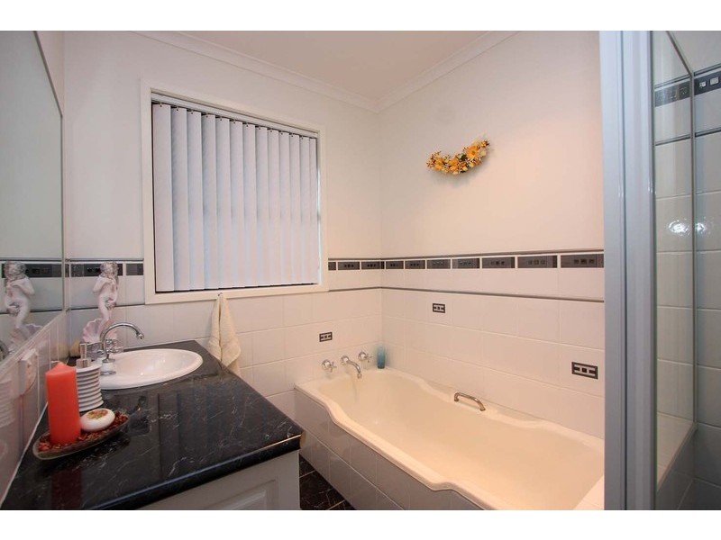 136 Howard Court, Howlong NSW 2643