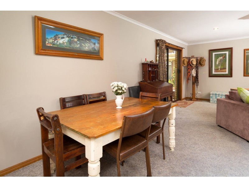 565 Woodbury Court, Lavington NSW 2641