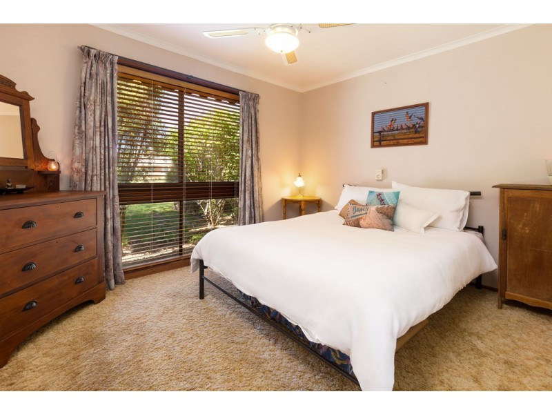 565 Woodbury Court, Lavington NSW 2641