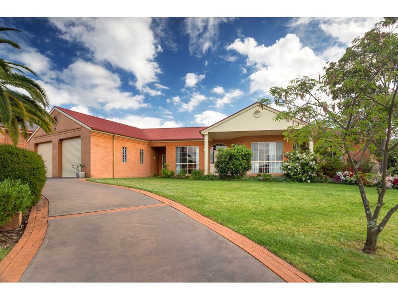 77 Crawshaw Crescent, Glenroy NSW 2640