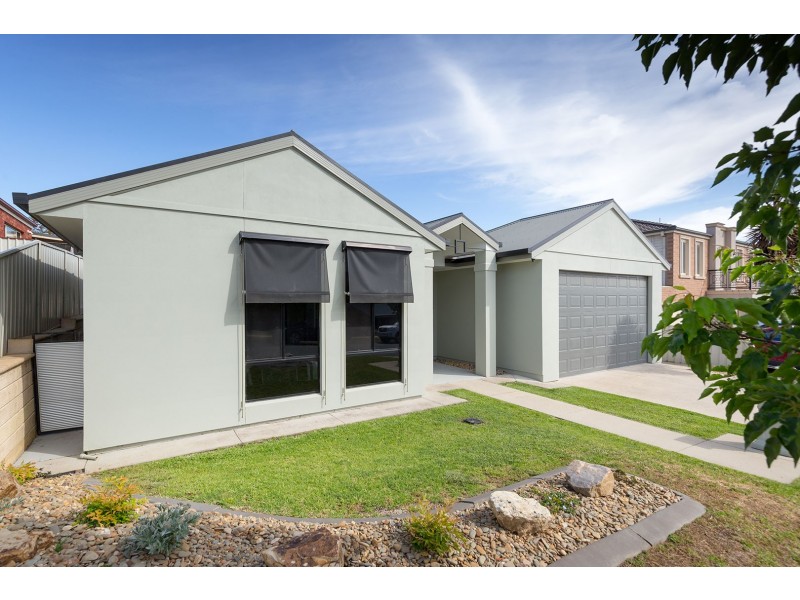27 Mountain Way, Lavington NSW 2641
