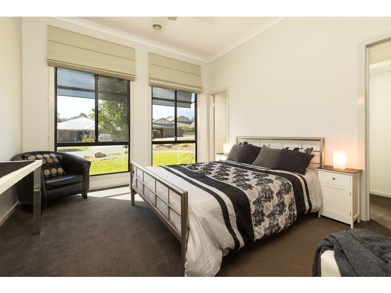 27 Mountain Way, Lavington NSW 2641