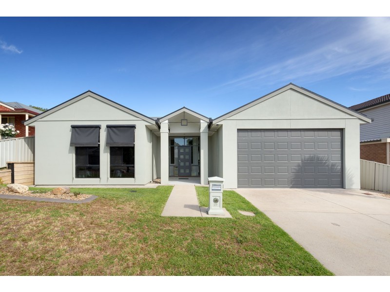 27 Mountain Way, Lavington NSW 2641