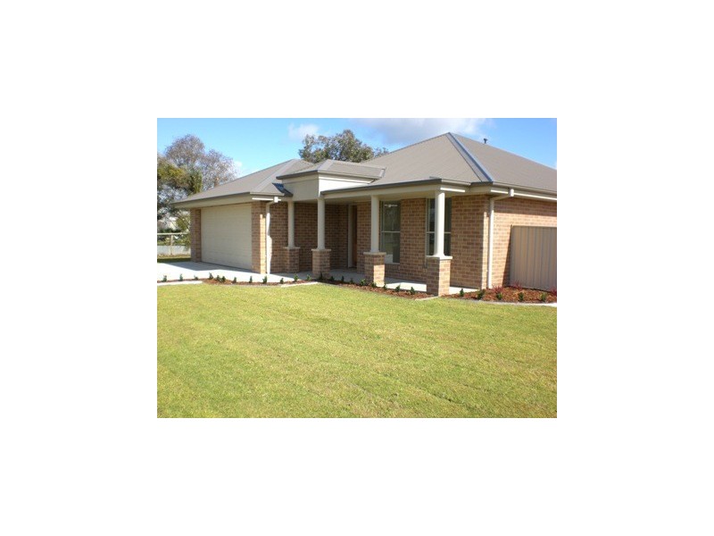 77  Read Street, Howlong NSW 2643