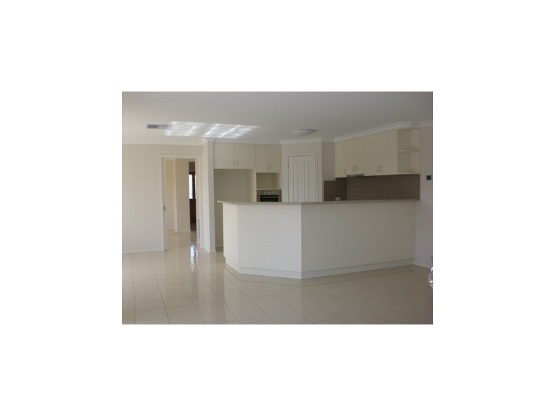 77  Read Street, Howlong NSW 2643