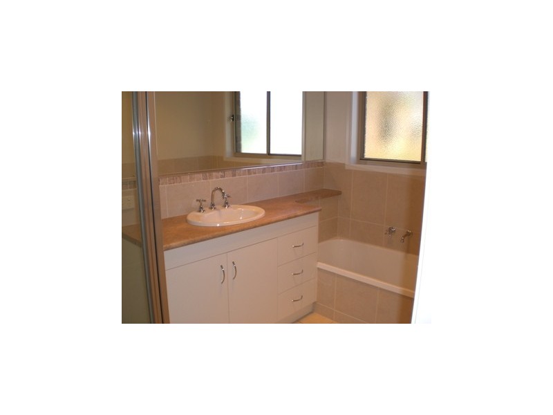 77  Read Street, Howlong NSW 2643