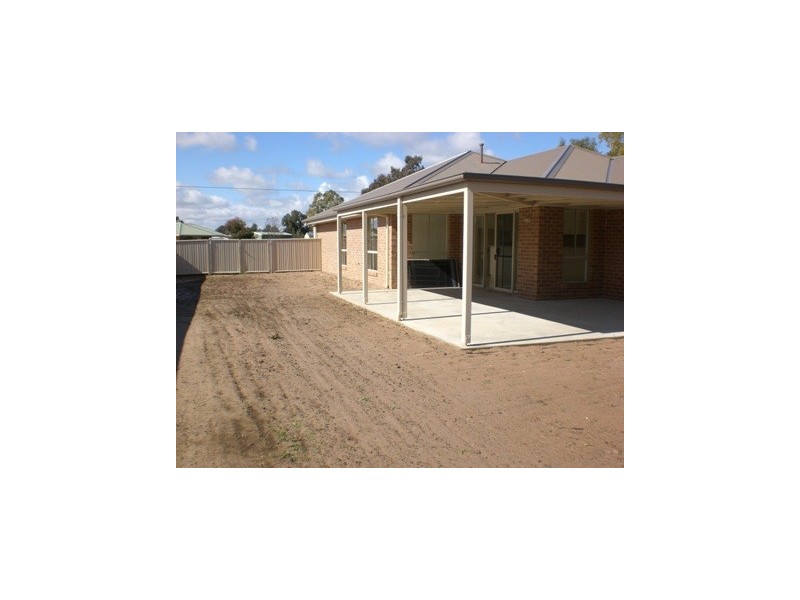 77  Read Street, Howlong NSW 2643