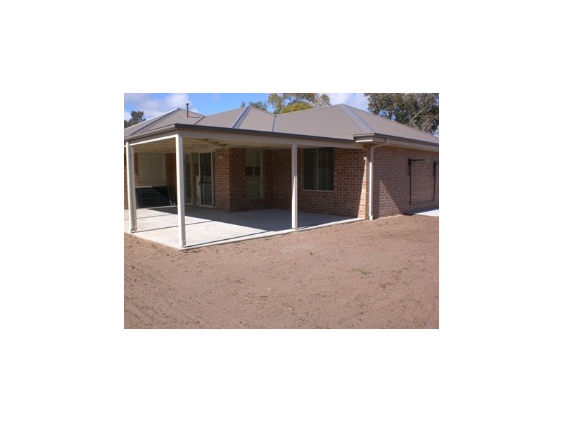 77  Read Street, Howlong NSW 2643