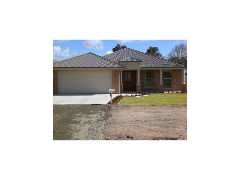 77  Read Street, Howlong NSW 2643