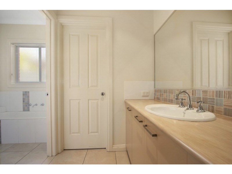 3 Samuel Place, East Albury NSW 2640