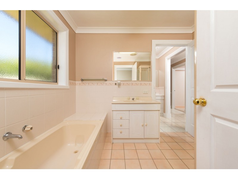 2/32 Amalfi Drive, Lavington NSW 2641