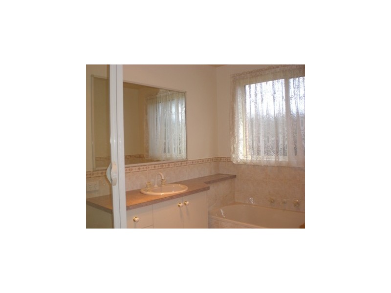 29 Victoria, Howlong NSW 2643