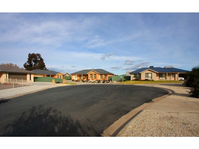 2/7 Hall Court, Howlong NSW 2643