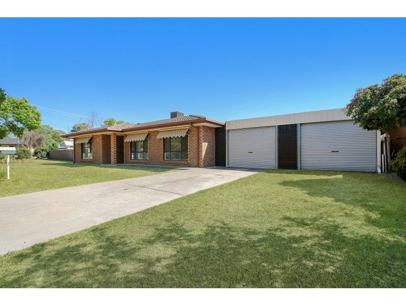 2 Graetz Court, Lavington NSW 2641