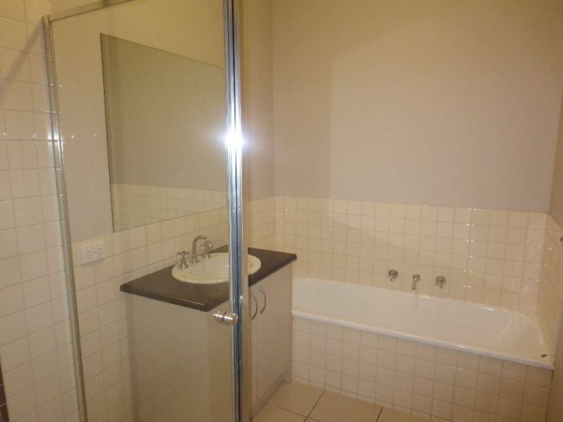 2/30 Russell Street, Howlong NSW 2643
