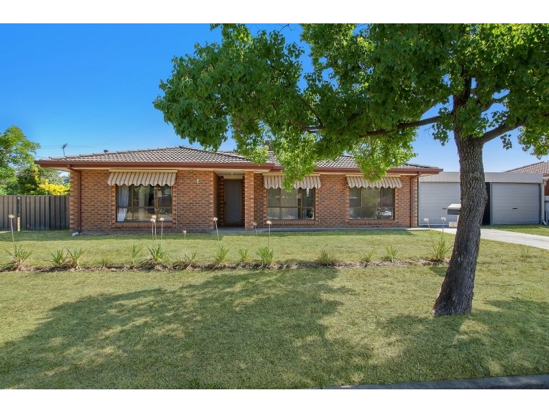 2 Graetz Court, Lavington NSW 2641