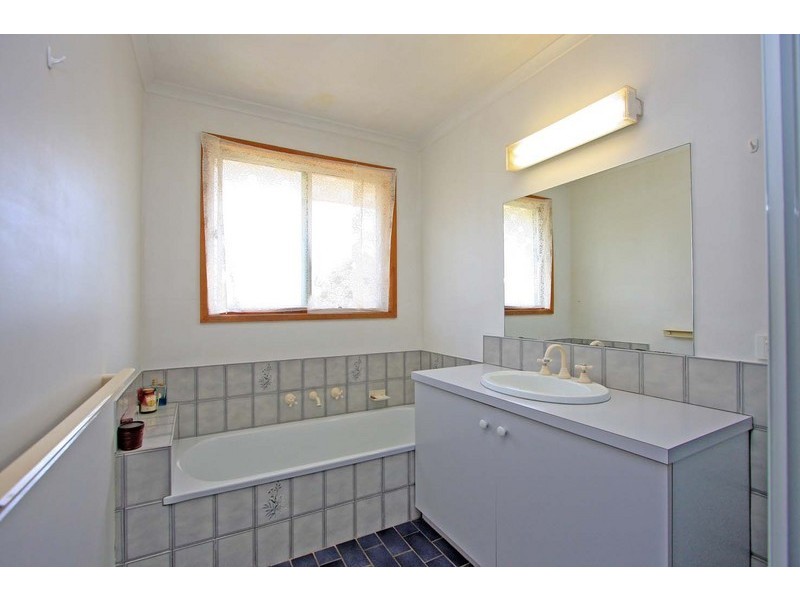 19 Larmer Street, Howlong NSW 2643