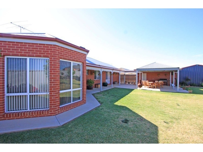 12 James Court, Rutherglen VIC 3685