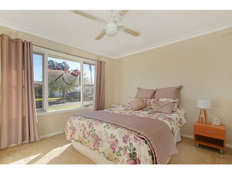 390 Hedley Crescent, Lavington NSW 2641