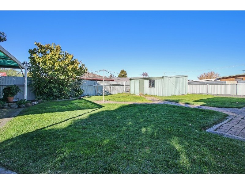 390 Hedley Crescent, Lavington NSW 2641