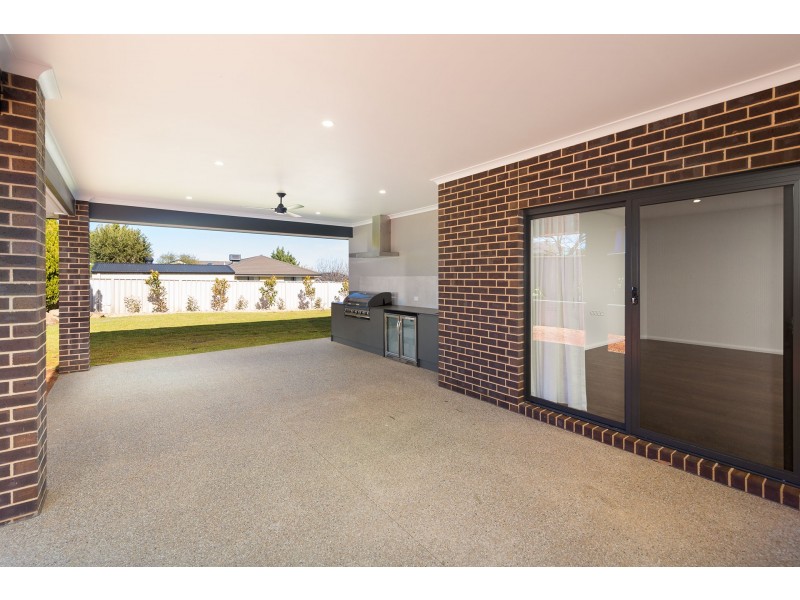 25 Honeysuckle Street, Thurgoona NSW 2640