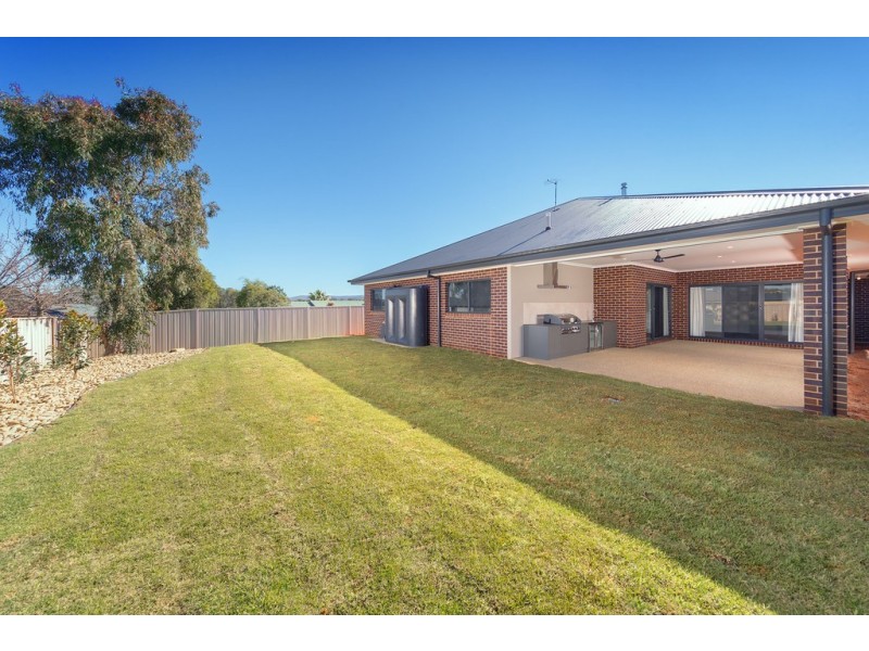 25 Honeysuckle Street, Thurgoona NSW 2640