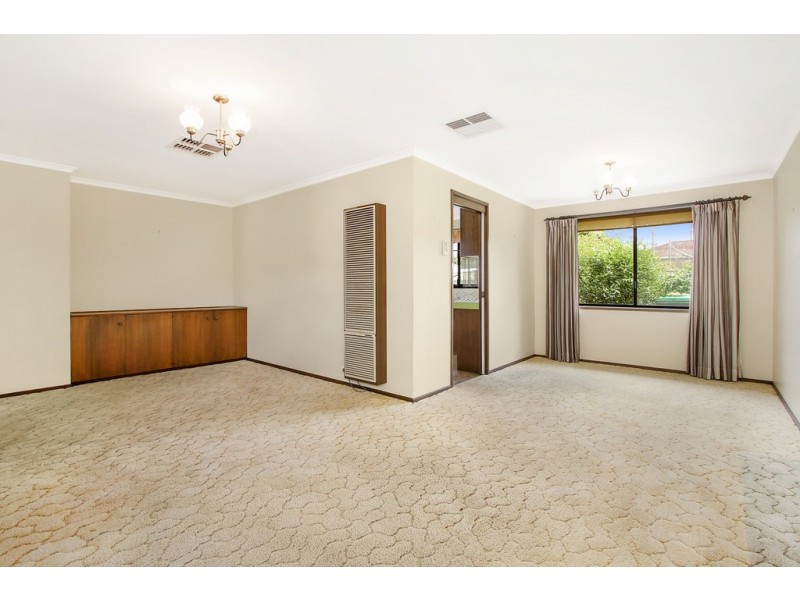 557 Iluka Crescent, Lavington NSW 2641