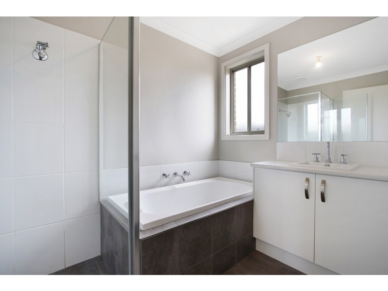 1/50 Hotham Circuit, Thurgoona NSW 2640